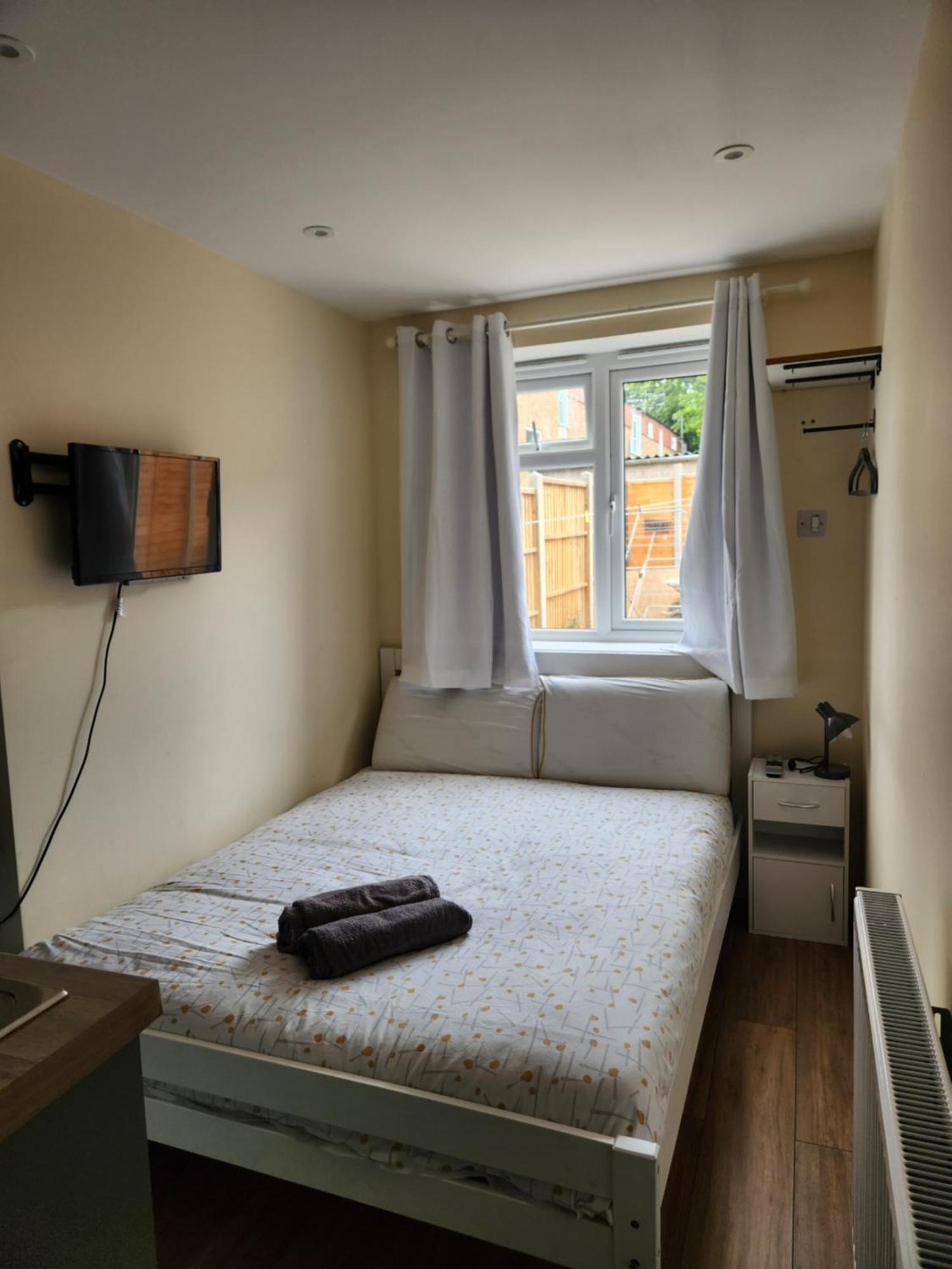 Ensuite Studio Flat Crawley-Gatwick Ifield Extérieur photo